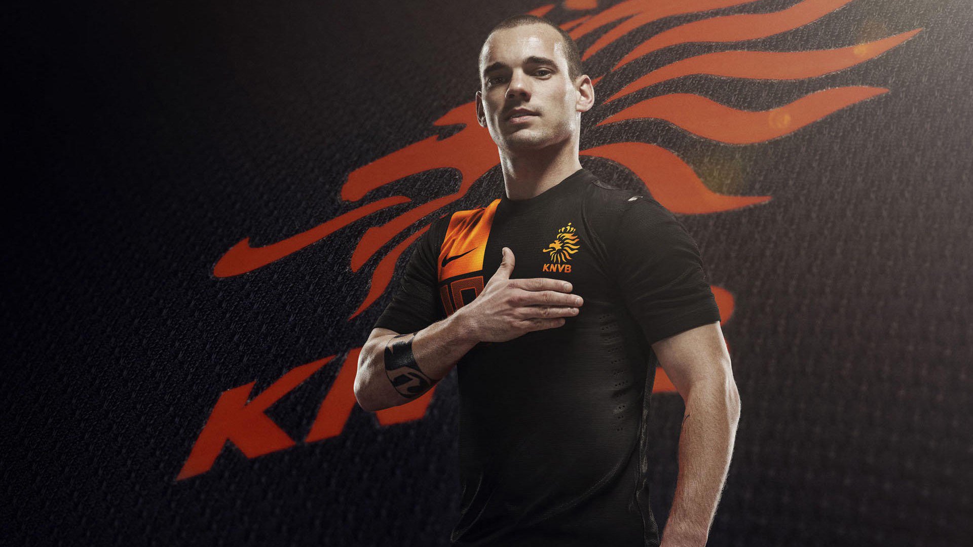 开云体育官网-银绿猎豹的致命一扑，勒克莱尔如何在最后三圈导演阿斯顿马丁对迈凯伦的窒息式逆转